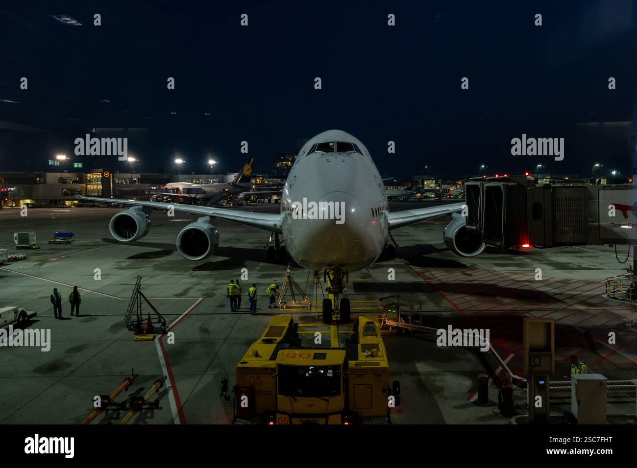 19.09.2024, Germania, Assia, Francoforte sul meno - Lufthansa jumbo (Boeing B747-8) all'ingresso dell'aeroporto di Francoforte. 00A240919D0008CAROEX.JPG [MODELLO RELE Foto Stock