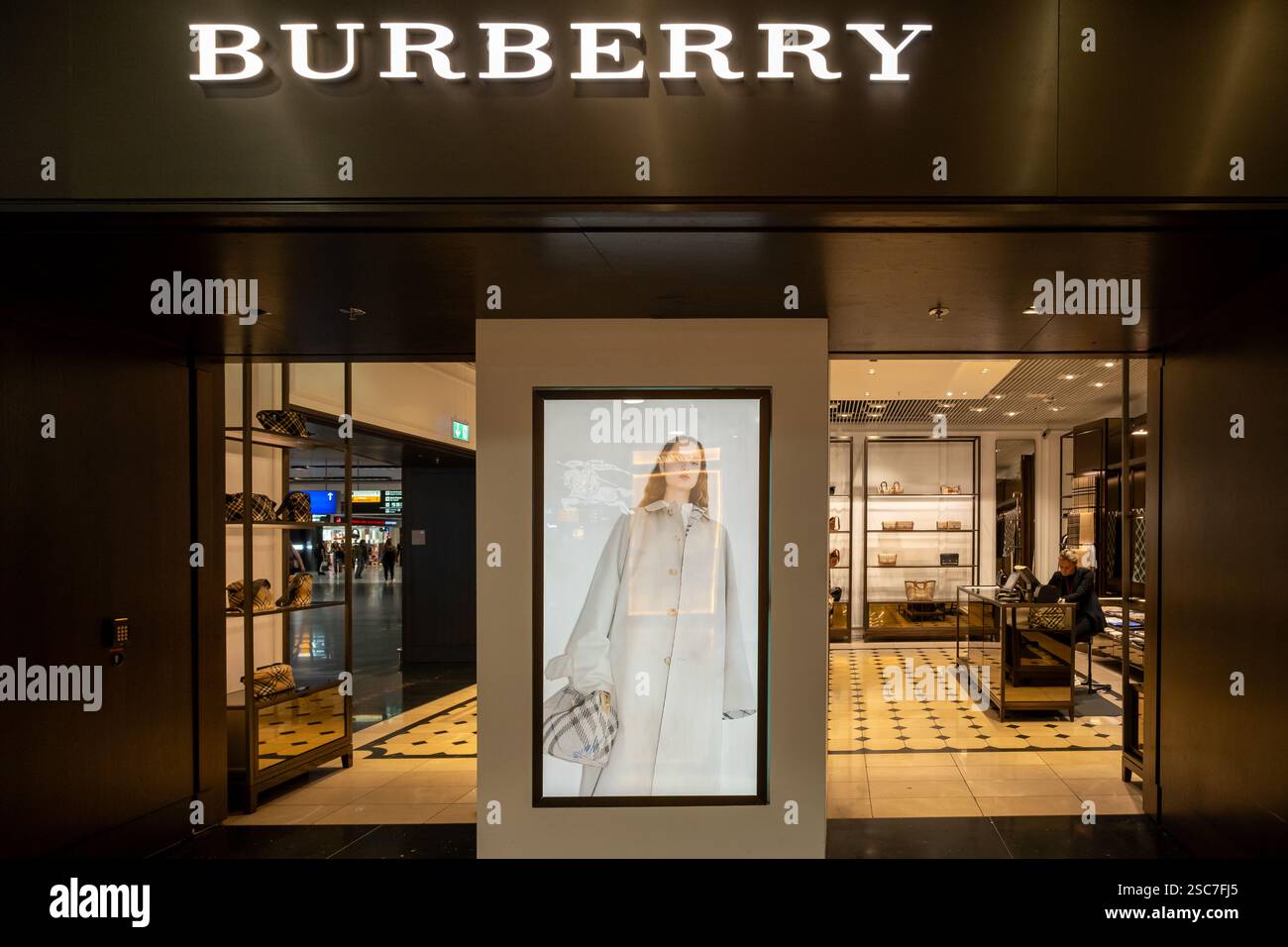 19.09.2024, Germania, Assia, Francoforte sul meno - negozio duty-free del marchio di lusso BURBERRY all'aeroporto di Francoforte. 00A240919D0021CAROEX.JPG [RIL. MODELLO Foto Stock