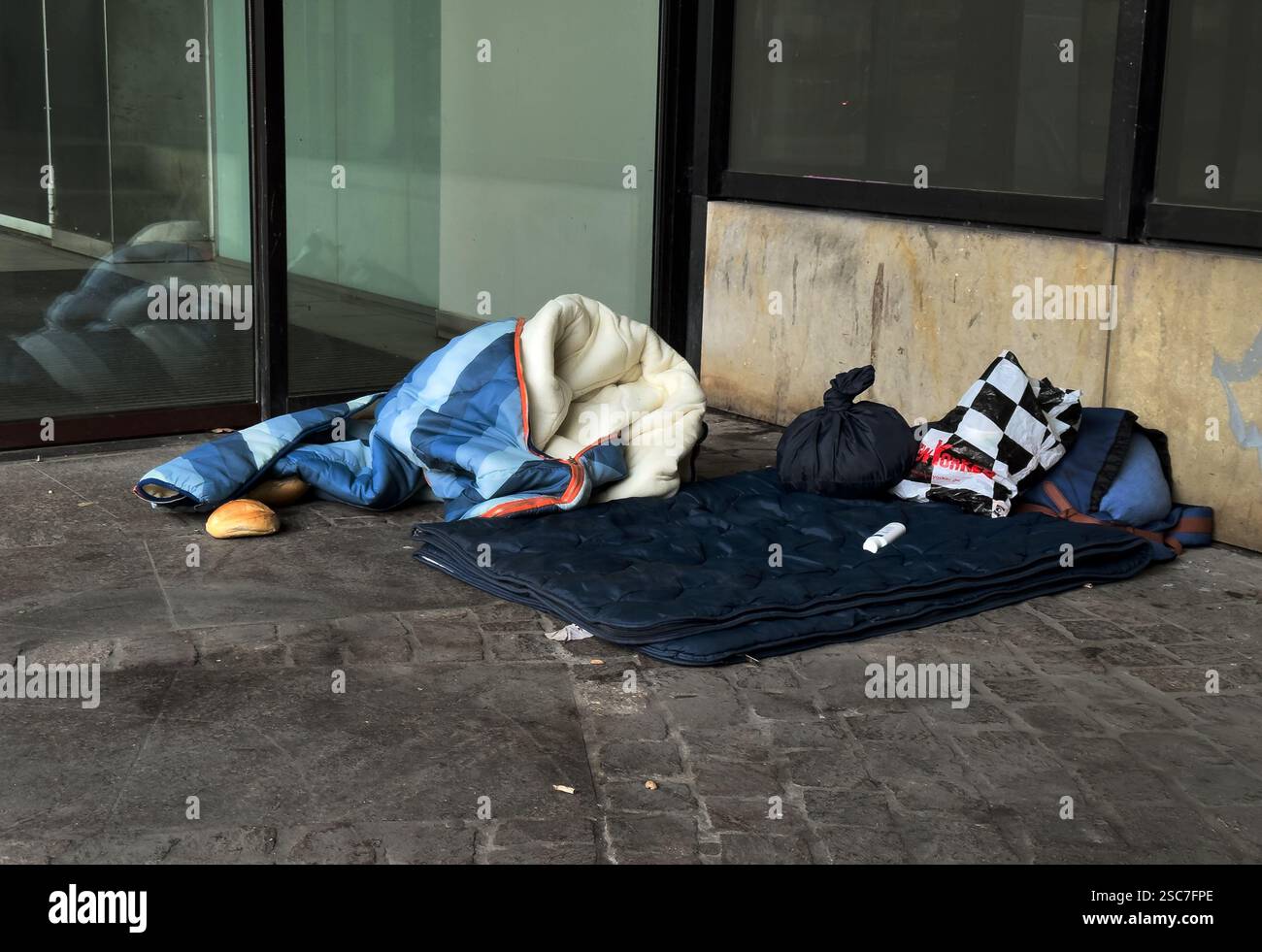 20.12.2024, Germania, Brema, Brema - ha saccheggiato gli effetti personali e il posto letto di un senzatetto nel centro della città. 00A241220D007CAROEX.JPG [MODELLO Foto Stock