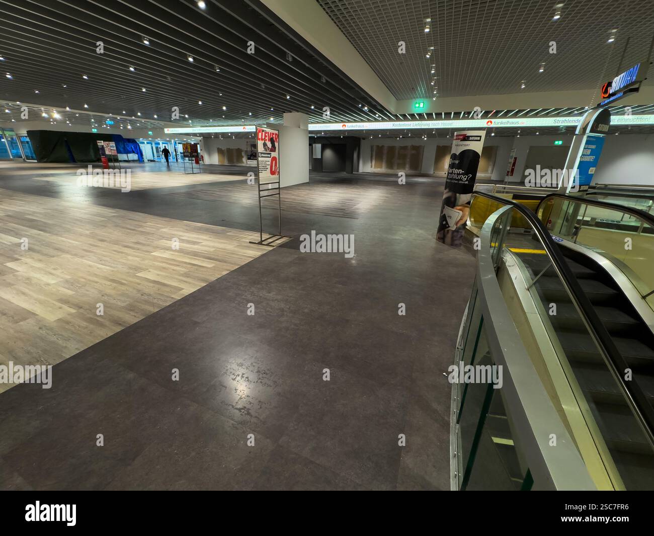 20.12.2024, Germania, Brema, Brema - pavimento vuoto in un grande magazzino dopo la chiusura di una catena di mobili. 00A241220D006CAROEX.JPG [VERSIONE DEL MODELLO Foto Stock