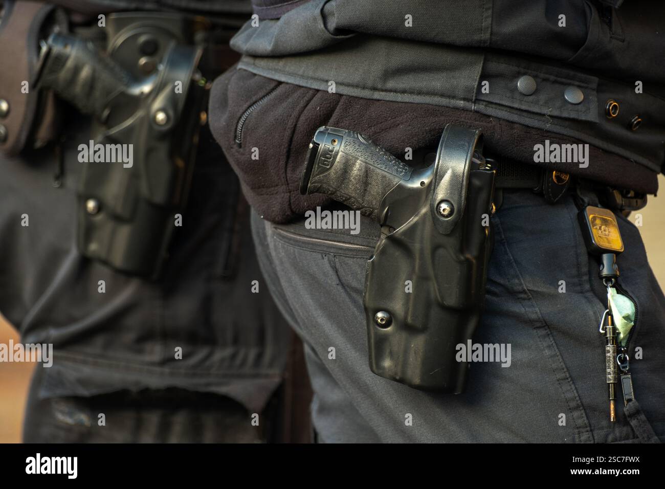 13.01.2025, Germania, Brema, Brema - agenti di polizia con pistole di servizio. 00A250113D007CAROEX.JPG [VERSIONE MODELLO: NO, RILASCIO PROPRIETÀ: NO (C) CARO Foto Stock
