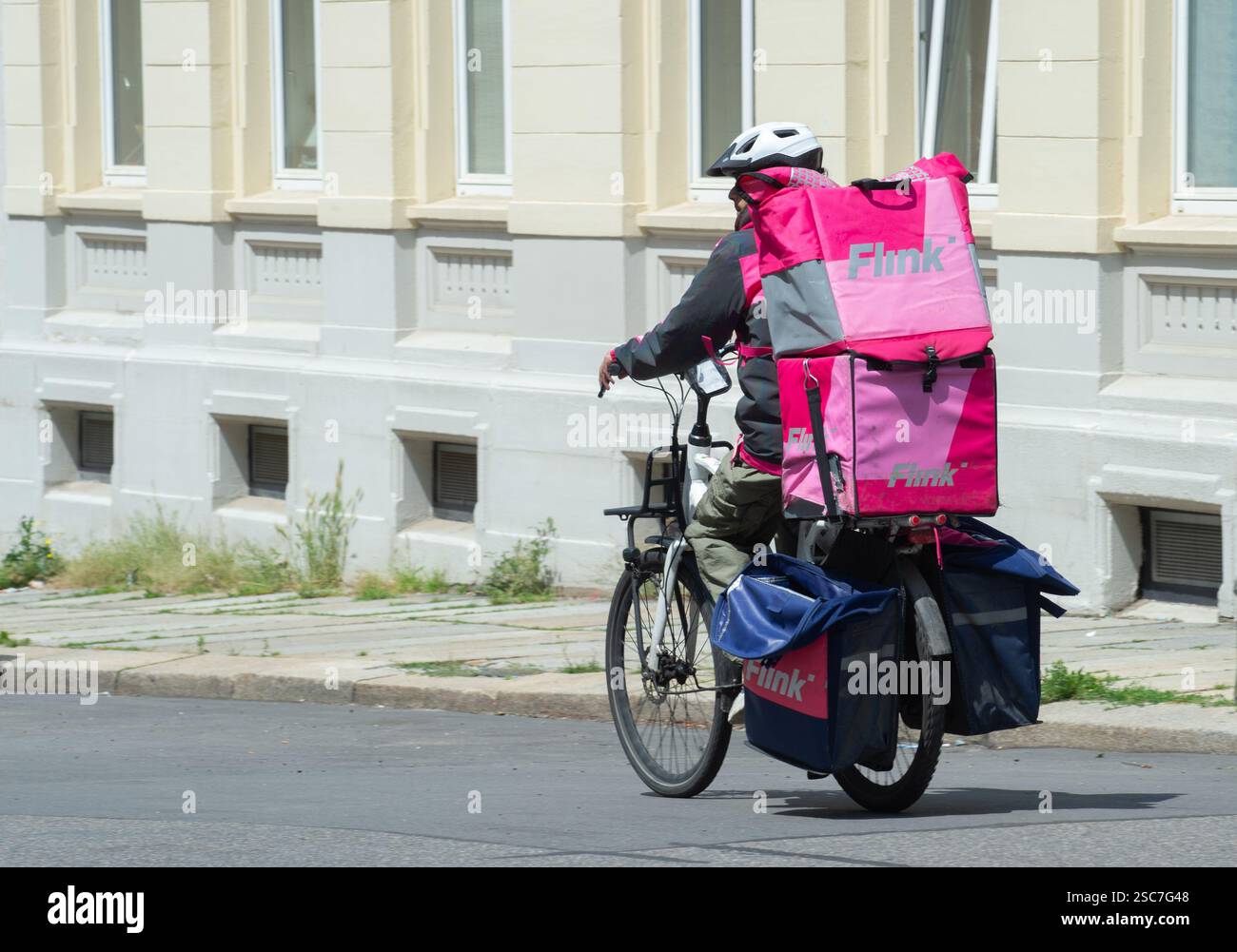 07.06.2024, Germania, Chemnitz - conducente del servizio di consegna Flink se. 0CE240607D013CAROEX.JPG [RILASCIO MODELLO: NO, RILASCIO PROPRIETÀ: NO (c) caro i Foto Stock