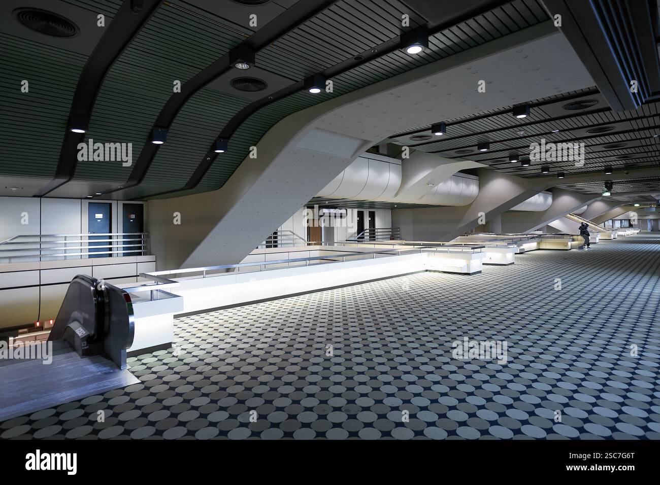 25.11.2024, Germania, Berlino, Berlino - Vista del foyer dell'ICC con gli ingressi alle singole sale per eventi. 00R241124D045CAROEX.JPG [MO Foto Stock