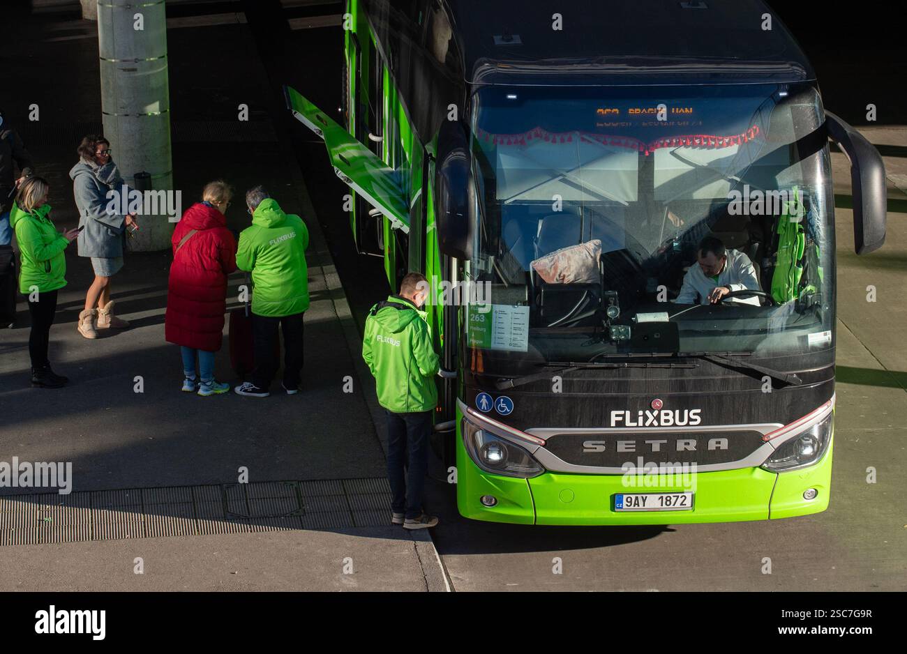 27.11.2024, Germania, Monaco di Baviera - Flixbus alla stazione centrale di Monaco. 0CE241127D012CAROEX.JPG [VERSIONE MODELLO: NON APPLICABILE, RILASCIO PROPRIETÀ: NO (C) CA Foto Stock
