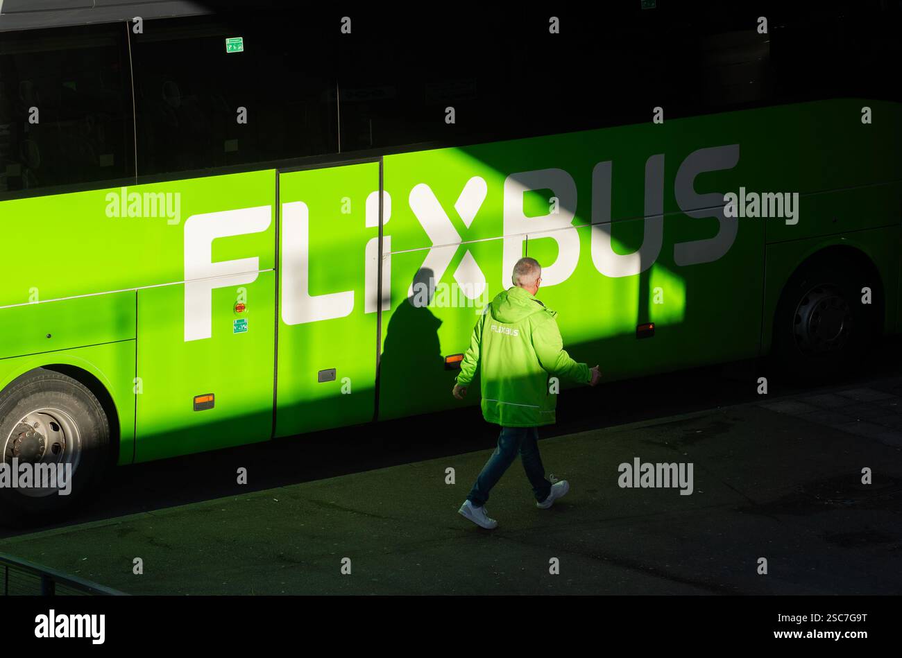 27.11.2024, Germania, Monaco di Baviera - Flixbus alla stazione centrale di Monaco. 0CE241127D013CAROEX.JPG [VERSIONE MODELLO: NON APPLICABILE, RILASCIO PROPRIETÀ: NO (C) CA Foto Stock