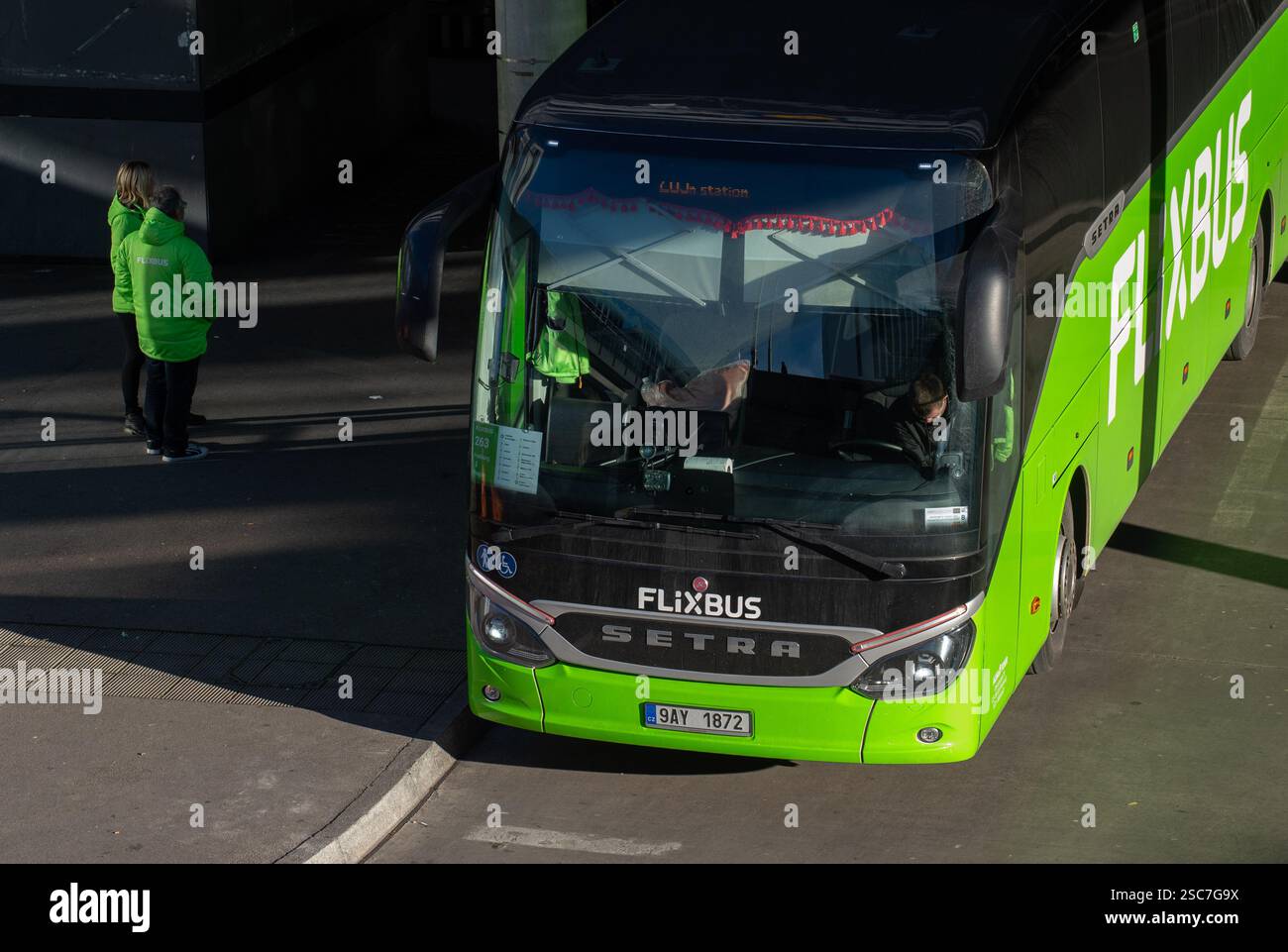 27.11.2024, Germania, Monaco di Baviera - Flixbus alla stazione centrale di Monaco. 0CE241127D014CAROEX.JPG [VERSIONE MODELLO: NON APPLICABILE, RILASCIO PROPRIETÀ: NO (C) CA Foto Stock
