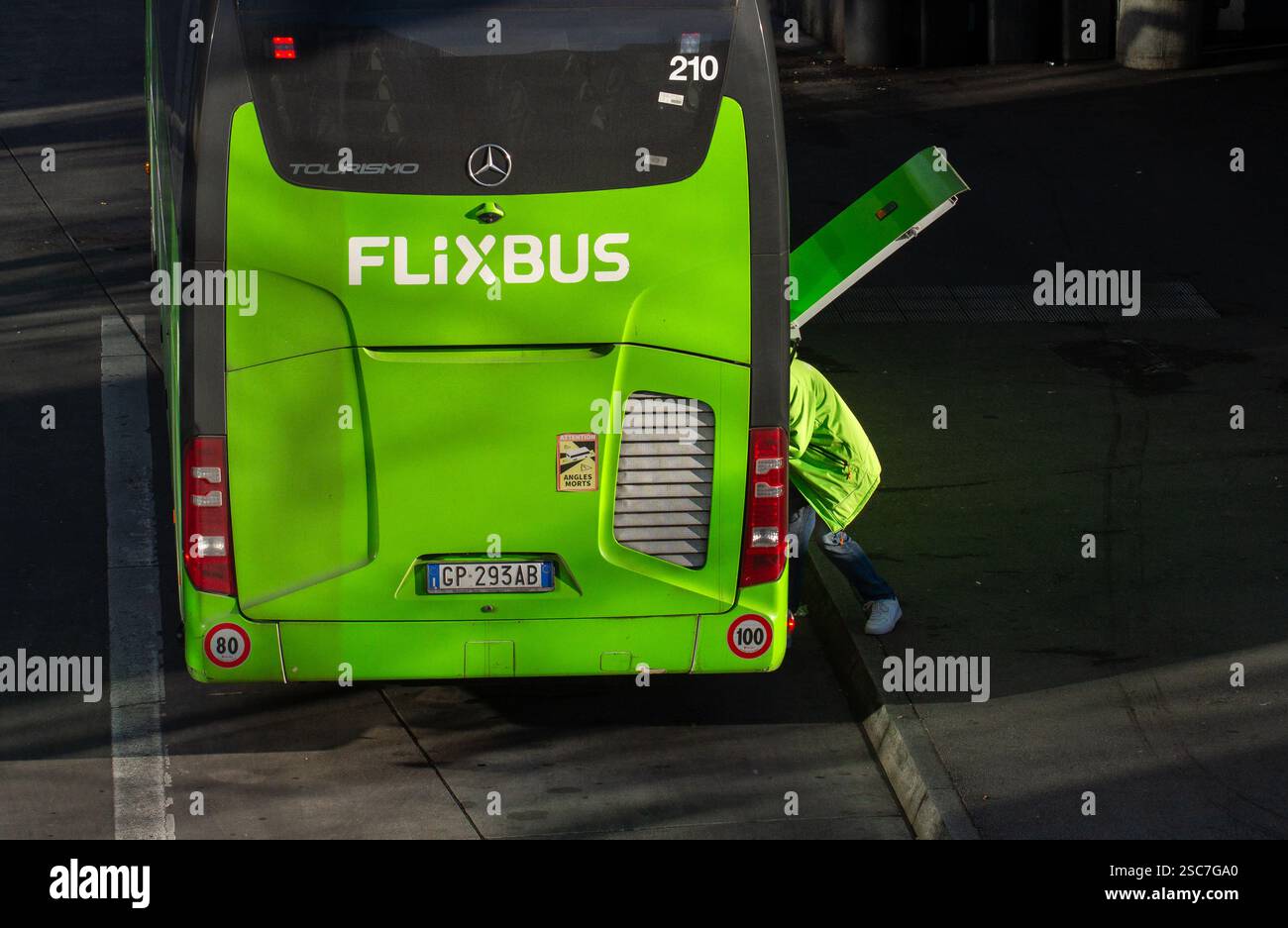 27.11.2024, Germania, Monaco di Baviera - Flixbus alla stazione centrale degli autobus di Monaco. 0CE241127D011CAROEX.JPG [VERSIONE DEL MODELLO: NON APPLICABILE, RILASCIO DELLA PROPRIETÀ: N Foto Stock