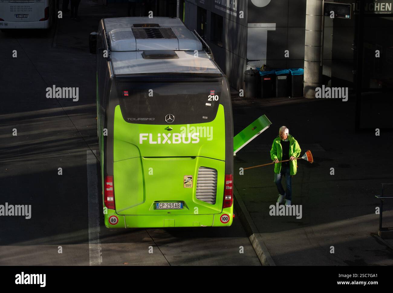27.11.2024, Germania, Monaco di Baviera - Flixbus alla stazione centrale di Monaco. 0CE241127D010CAROEX.JPG [VERSIONE MODELLO: NON APPLICABILE, RILASCIO PROPRIETÀ: NO (C) CA Foto Stock