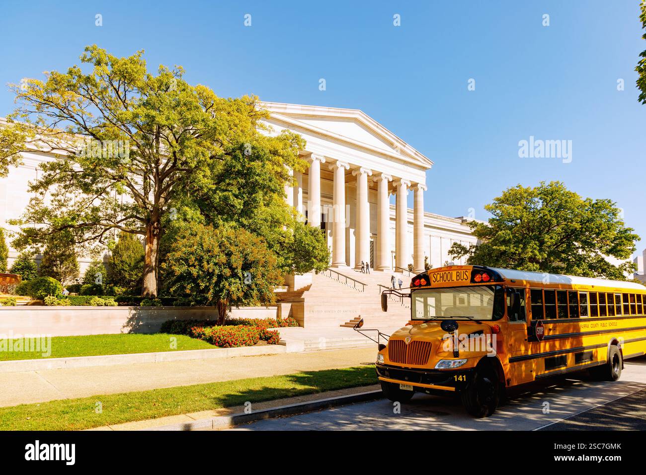 National Gallery of Art e scuolabus presso il National Mall and Memorial Parks di Washington DC, District of Columbia, USA Foto Stock
