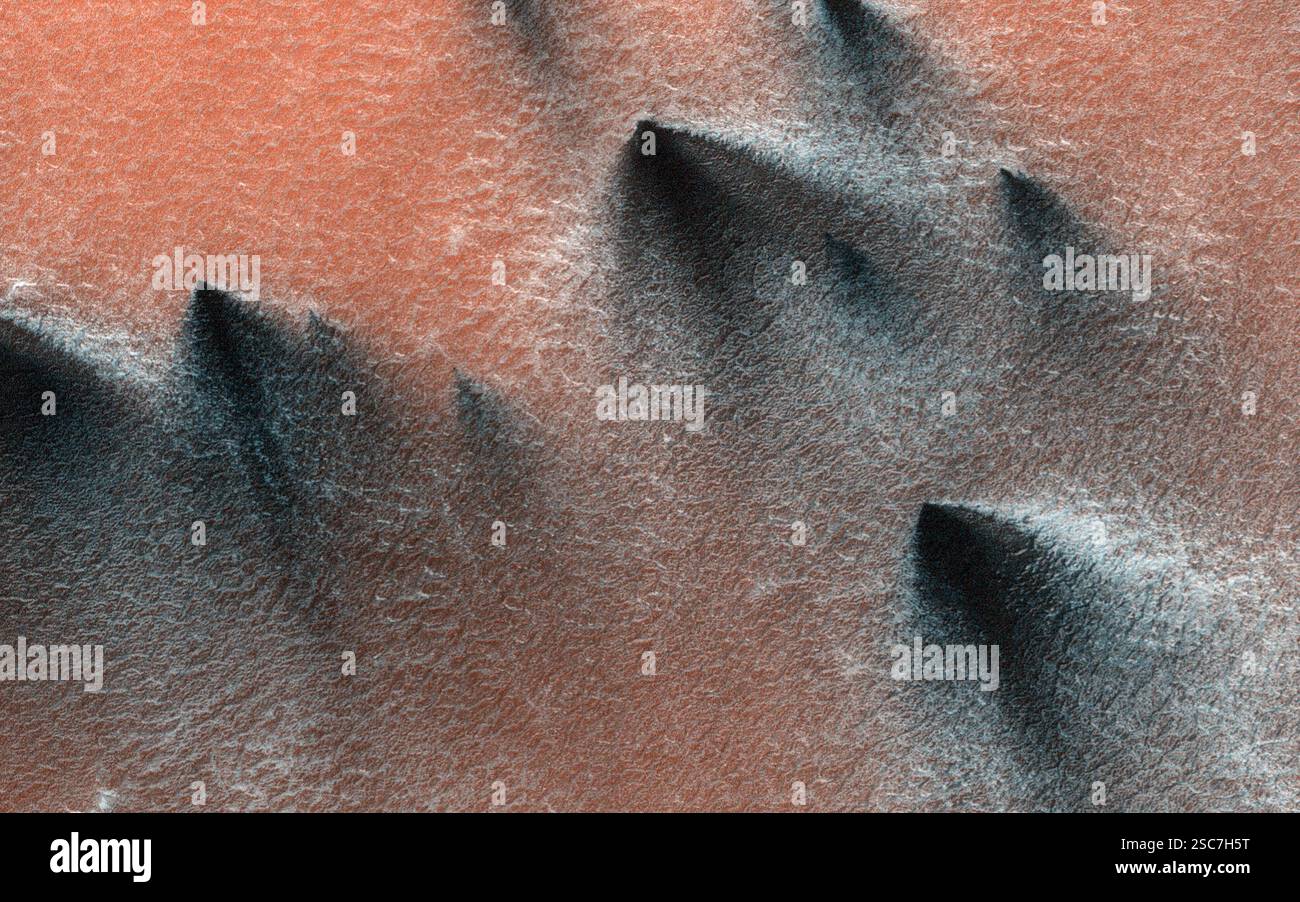 Superficie Marte. 4 ottobre 2018. Questa immagine del 29 ottobre 2018 della telecamera HiRISE sul Mars Reconnaissance Orbiter della NASA cattura i geyser di gas e polvere che si verificano in primavera nella regione del Polo Sud di Marte. Quando il Sole sorge più in alto nel cielo, lo spesso rivestimento di ghiaccio di anidride carbonica che si è accumulato durante l'inverno inizia a riscaldarsi e poi a trasformarsi in vapore. La luce solare penetra attraverso il ghiaccio trasparente e viene assorbita alla base dello strato di ghiaccio. Il gas che si forma a causa del riscaldamento sfugge attraverso debolezze nel ghiaccio ed erutta sotto forma di geyser. (Immagine di credito: © NASA/JPL-Calt Foto Stock