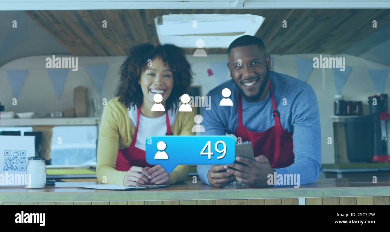 Coppia sorridente in grembiuli con smartphone, i follower dei social media contano l'immagine Foto Stock