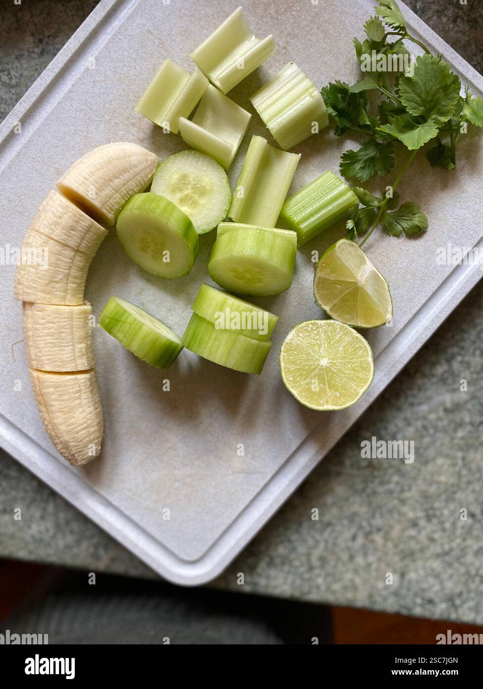 Frullati verdi su un tagliere - Immagine stock catturata con smartphone
