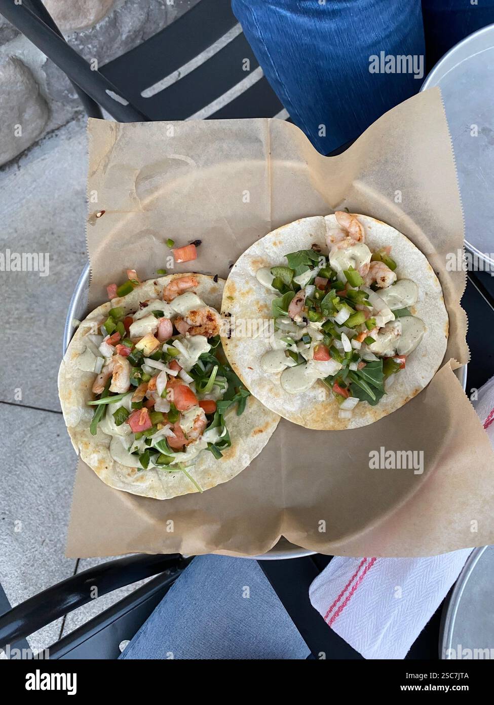 Mangiare tacos fuori nel patio di un ristorante - Immagine stock catturata con smartphone