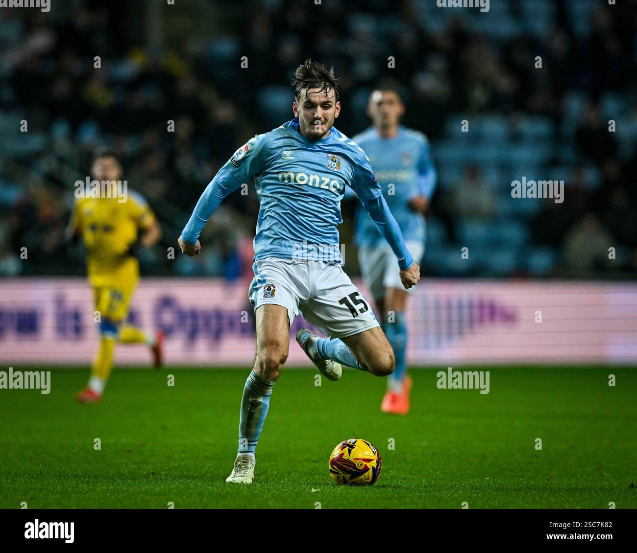 5 febbraio 2025; Coventry Building Society Arena, Coventry, Inghilterra; EFL Championship, Coventry City contro Leeds United; Liam Kitching del Coventry corre con la palla Foto Stock