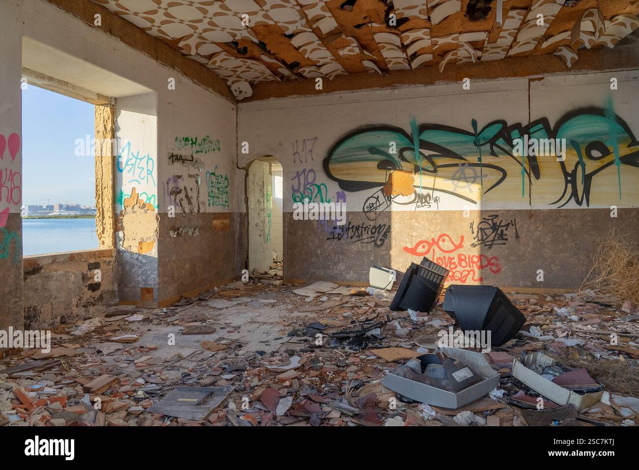 Rovine di una vecchia fabbrica di sughero abbandonata e vandalizzata nella città di Barreiro, in Portogallo. Foto Stock