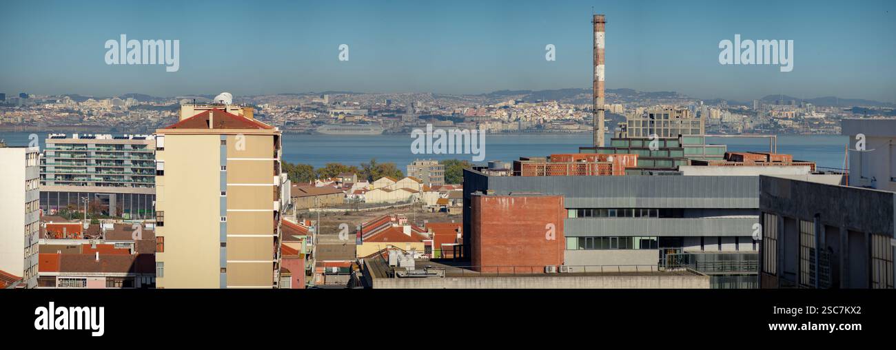 Immagine panoramica aerea della città di lisbona e del fiume tago dalla zona industriale di Barreiro-Portogallo. Foto Stock