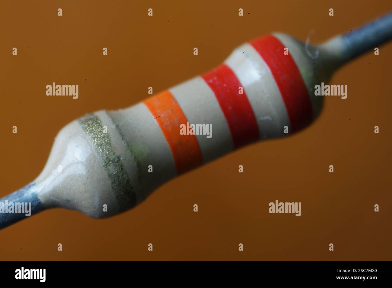 Piccola resistenza elettrica. 2 strisce rosse e una gialla Foto Stock