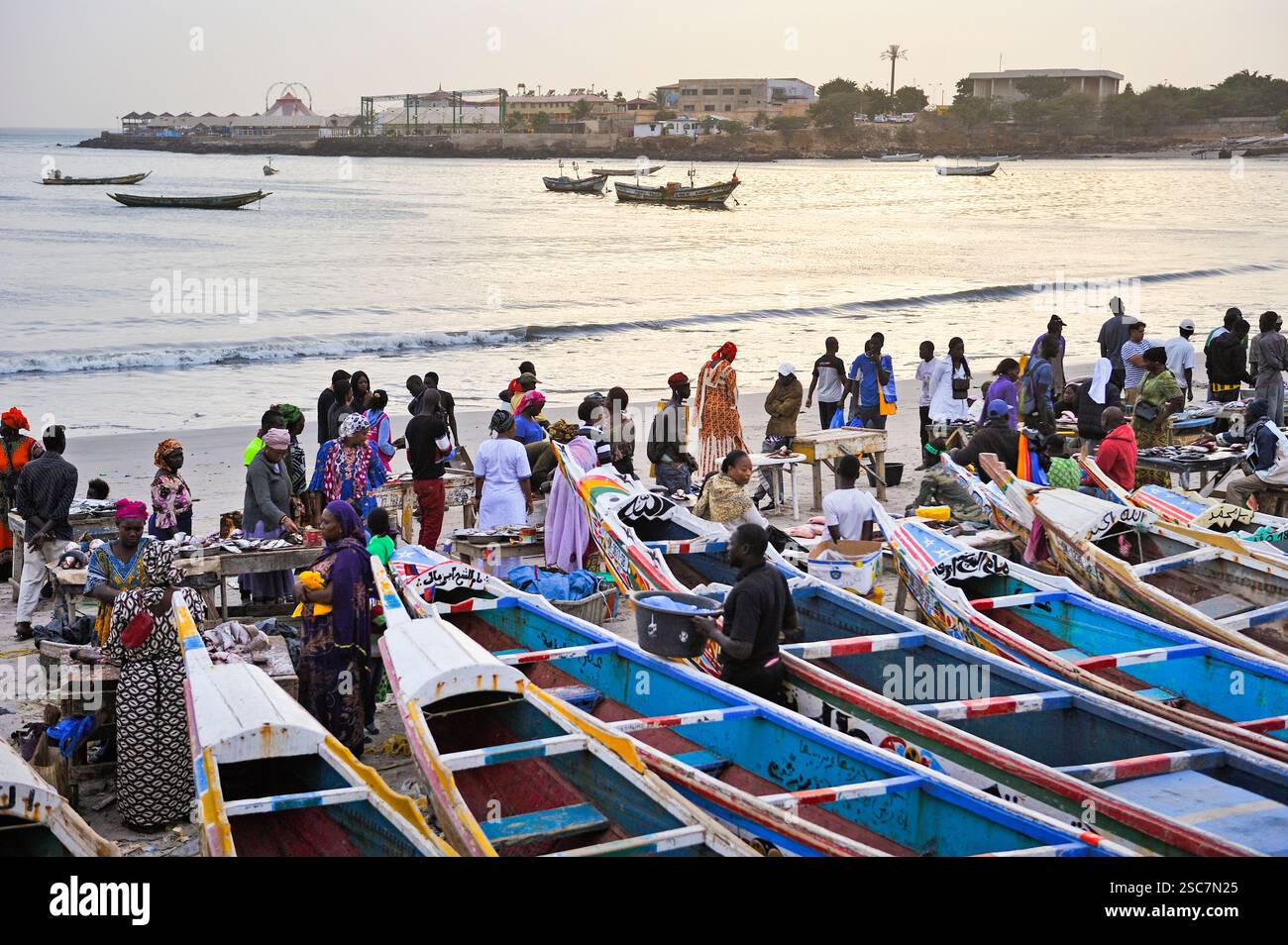 Venditori e barche da pesca a Soumbedioun, Dakar, Senegal, Africa occidentale Foto Stock