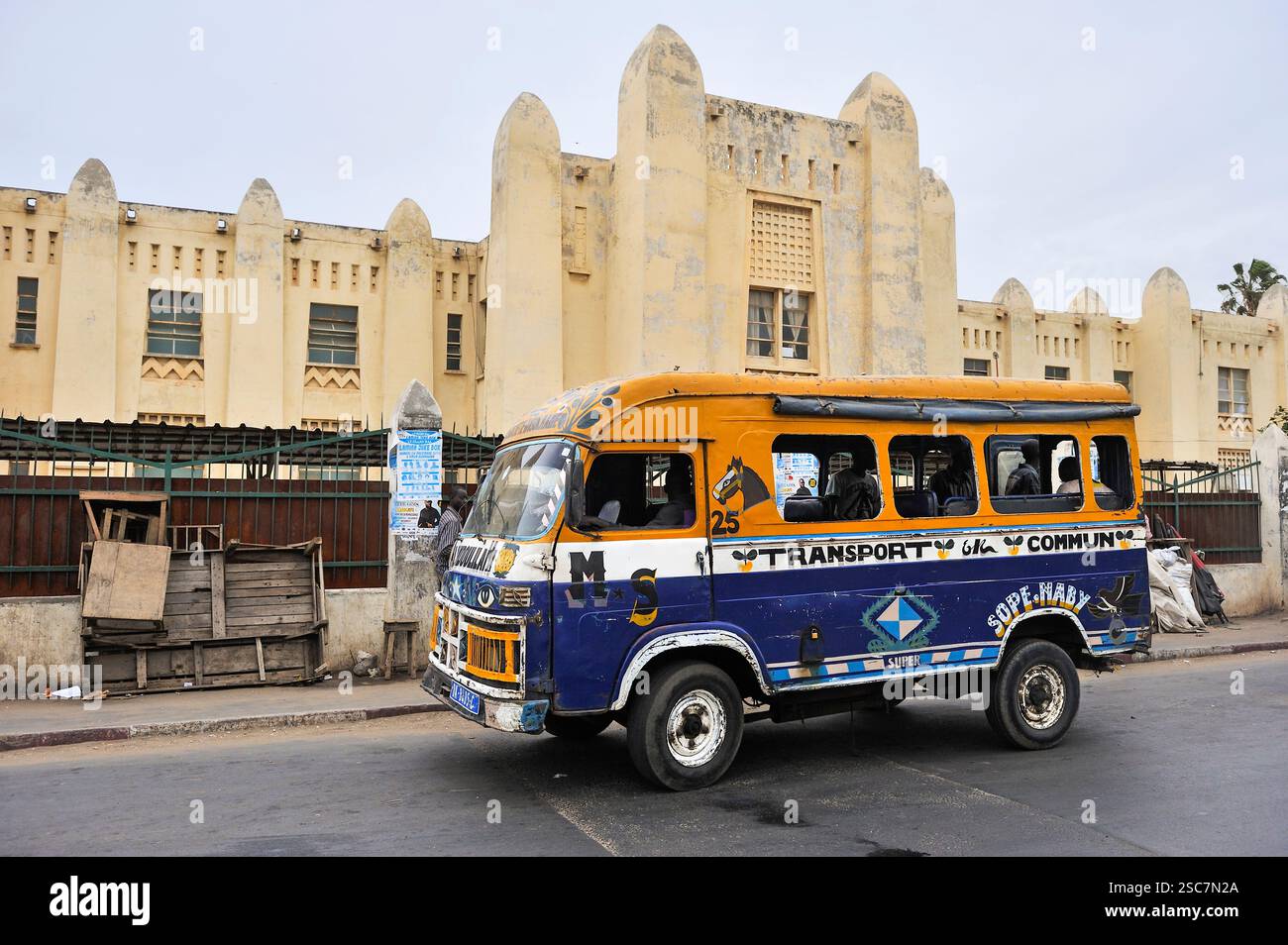 Autobus colorato in una strada di Dakar, Senegal, Africa occidentale Foto Stock