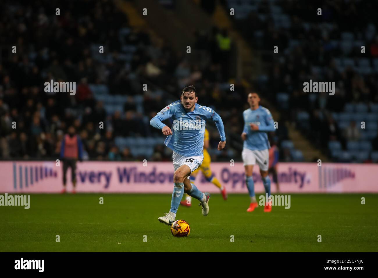 Liam Kitching del Coventry City dribbla con il pallone durante la partita del campionato EFL tra Coventry City e Leeds United Foto Stock