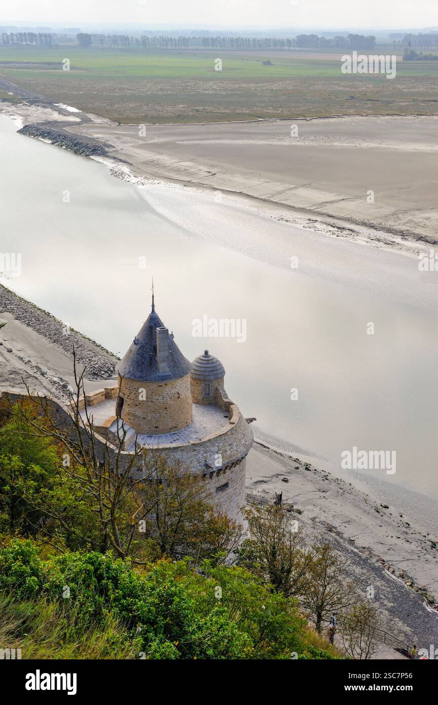 Torre Fanils delle mura circostanti, Mont Saint-Michel, dipartimento della Manche, regione della bassa Normandia, Francia, Europa Foto Stock