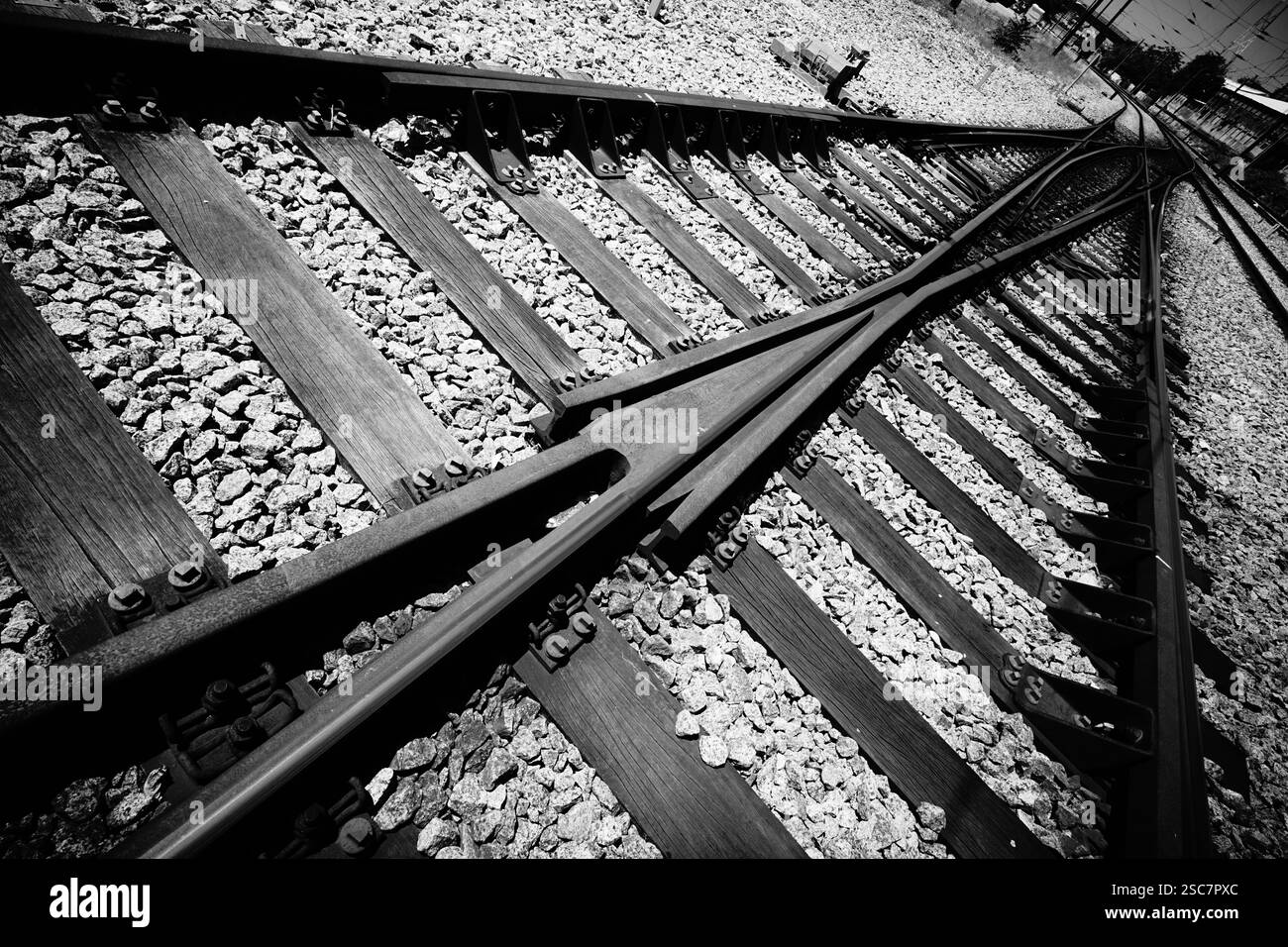 Linee ferroviarie convergenti all'infinito su un piano diagonale Foto Stock