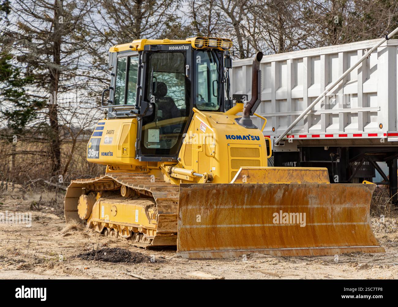 ha usato il bulldozer komatsu seduto in una fredda giornata invernale Foto Stock