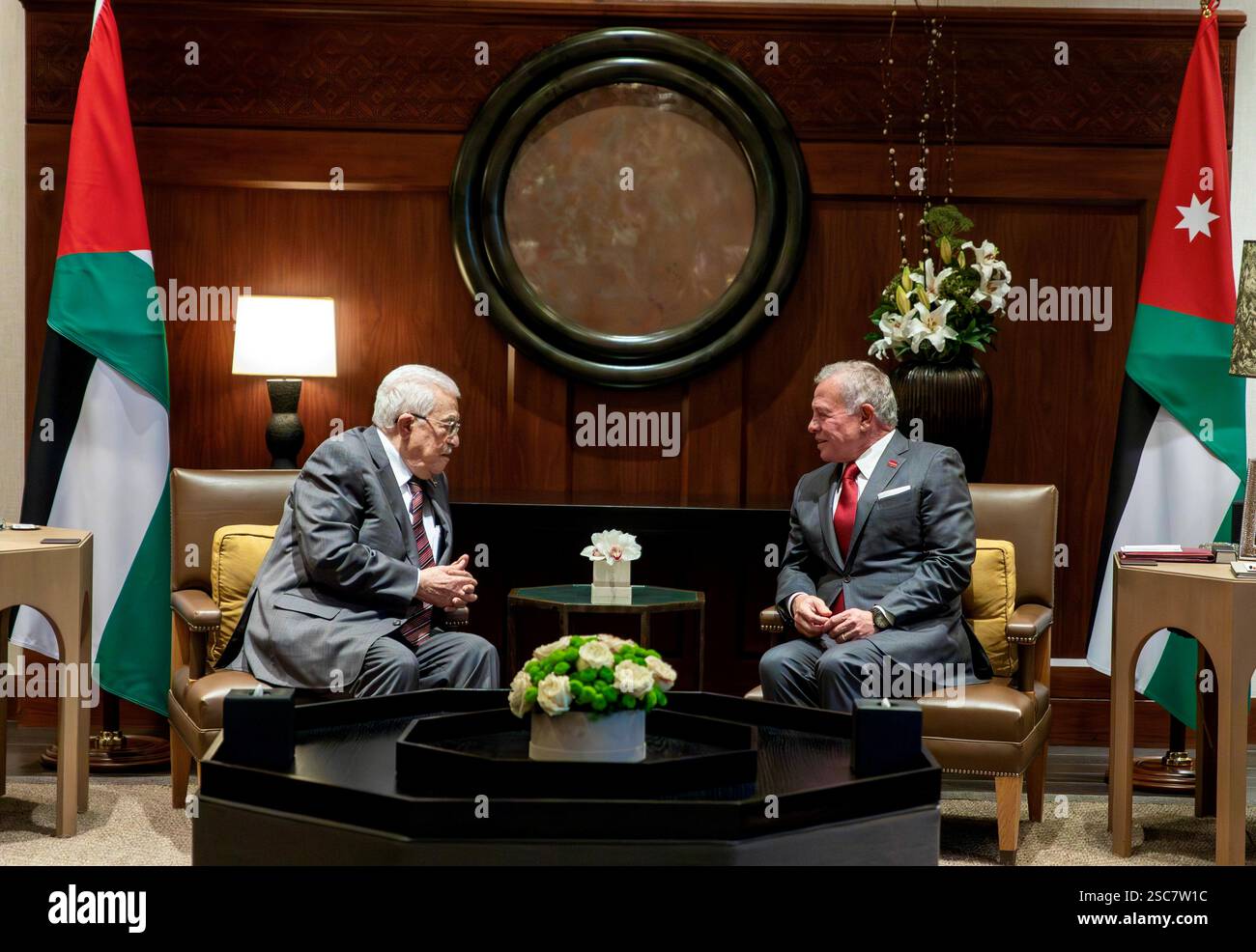 (250206) -- AMMAN, 6 febbraio 2025 (Xinhua) -- il re di Giordania Abdullah II (R) incontra il presidente palestinese Mahmoud Abbas ad Amman, Giordania, il 5 febbraio 2025. Il re di Giordania Abdullah II, in un incontro con il presidente palestinese Mahmoud Abbas ad Amman, ha respinto qualsiasi tentativo di annettere terra o di sostituire i palestinesi. Il re ha anche ribadito il sostegno della Giordania al popolo palestinese nel garantire i propri diritti legittimi. (Royal Hashemite Court/Handout via Xinhua) Foto Stock