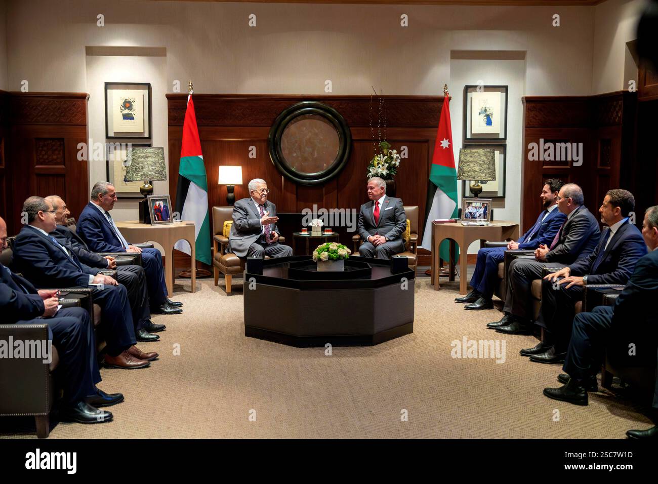 (250206) -- AMMAN, 6 febbraio 2025 (Xinhua) -- il re di Giordania Abdullah II (R centrale) incontra il presidente palestinese Mahmoud Abbas ad Amman, Giordania, il 5 febbraio 2025. Il re di Giordania Abdullah II, in un incontro con il presidente palestinese Mahmoud Abbas ad Amman, ha respinto qualsiasi tentativo di annettere terra o di sostituire i palestinesi. Il re ha anche ribadito il sostegno della Giordania al popolo palestinese nel garantire i propri diritti legittimi. (Royal Hashemite Court/Handout via Xinhua) Foto Stock