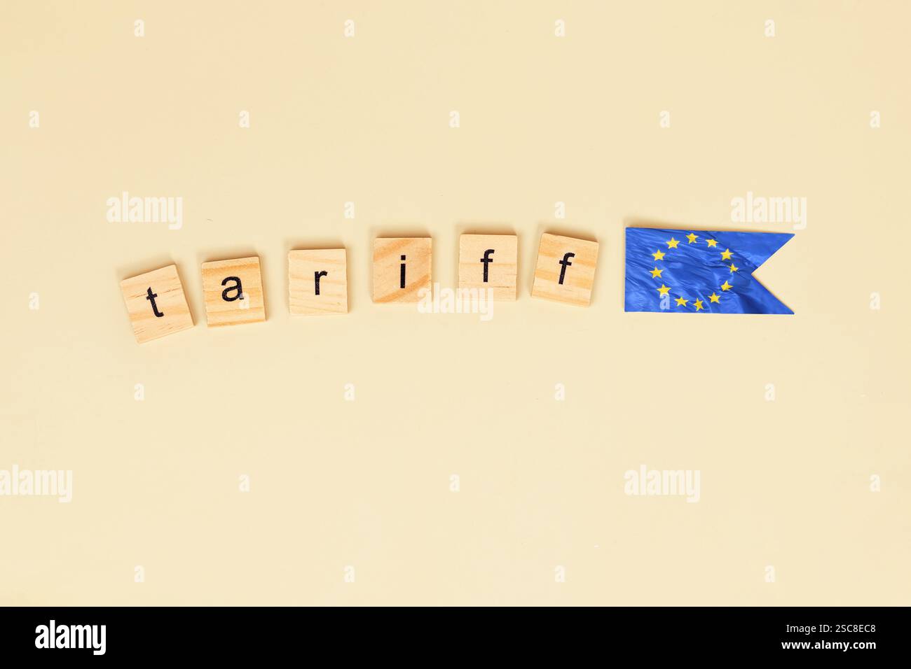I blocchi di legno indicano tariffe con una bandiera dell'Unione europea su sfondo beige, concetto di guerre commerciali Foto Stock