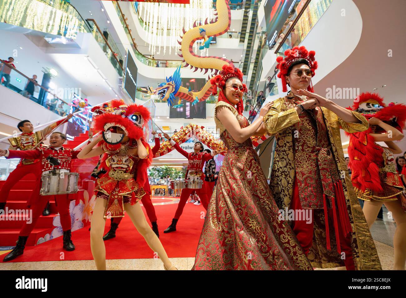 Bangkok, Thailandia - 24 gennaio 2020: Un gruppo di persone in costumi vivaci all'interno del centro commerciale CentralWorld, che celebra il Capodanno cinese. Foto Stock