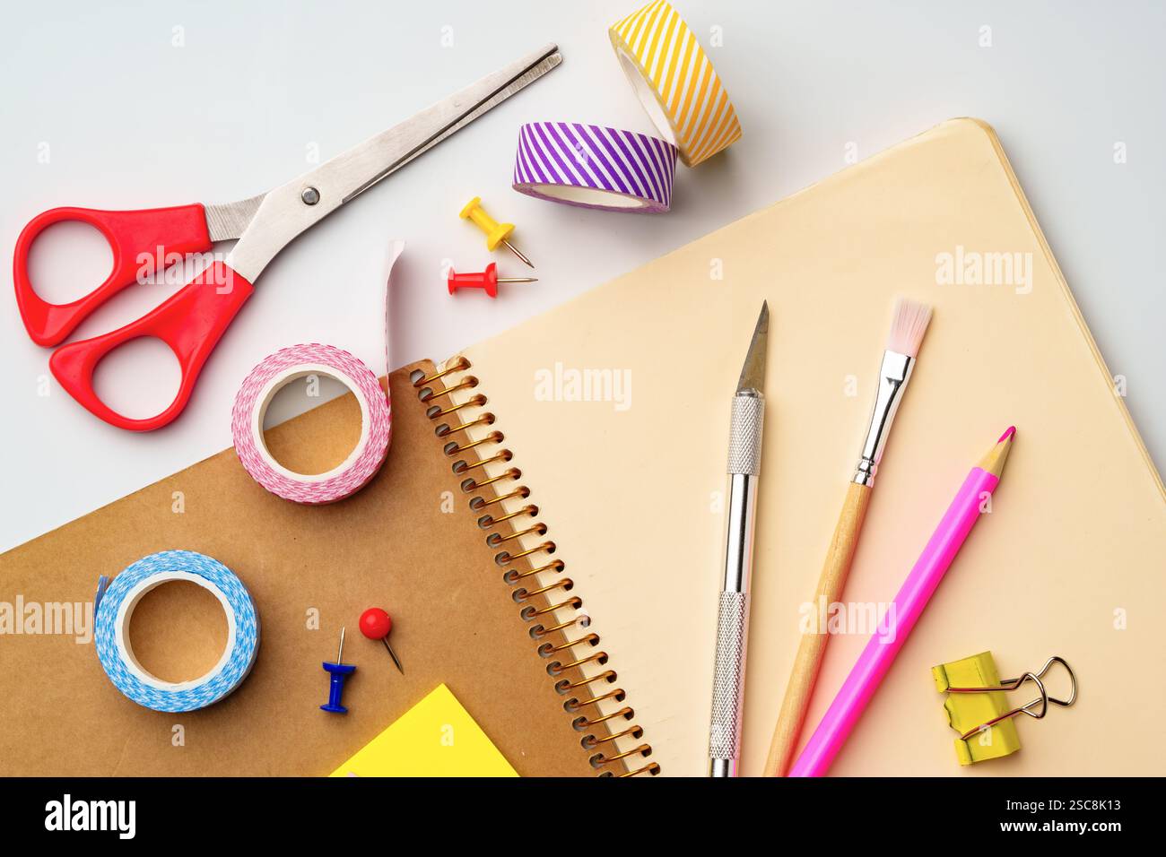 Creazione di strumenti e forniture disposti su uno spazio di lavoro per progetti creativi e organizzazione Foto Stock