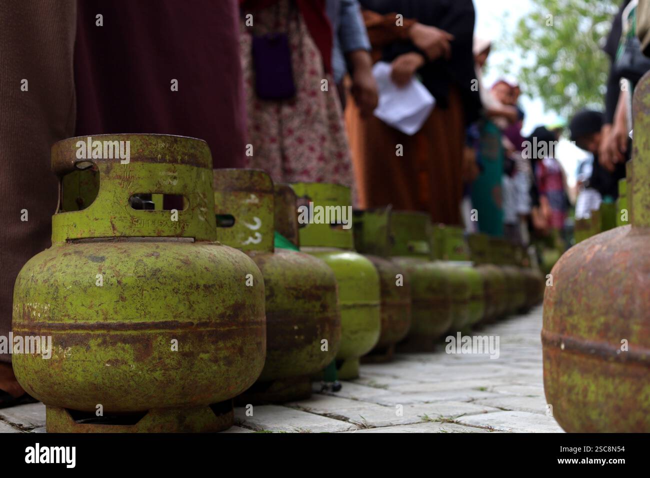 Banda Aceh, Aceh, Indonesia. 6 febbraio 2025. Le persone fanno la fila per acquistare 3 kg di gas sovvenzionato nel mercato agricolo della città di banda Aceh, provincia di Aceh, Indonesia. Il divieto del governo indonesiano di vendere al dettaglio 3 kg di gas GPL ha suscitato polemiche e critiche. Crediti: Khairu Syukrillah/ZUMA Press Wire/ZUMA Wire/Alamy Live News Foto Stock