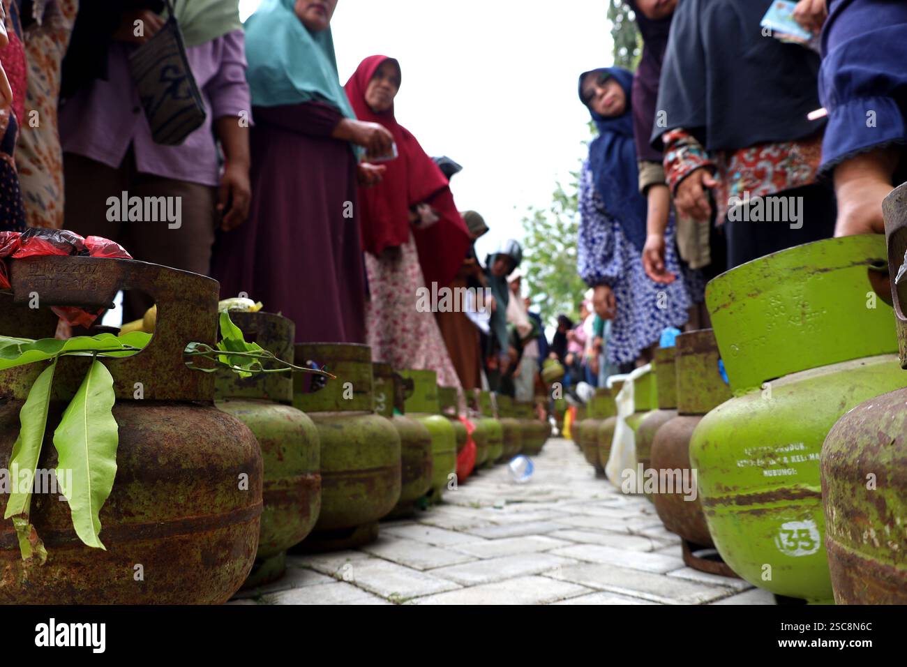 Banda Aceh, Aceh, Indonesia. 6 febbraio 2025. Le persone fanno la fila per acquistare 3 kg di gas sovvenzionato nel mercato agricolo della città di banda Aceh, provincia di Aceh, Indonesia. Il divieto del governo indonesiano di vendere al dettaglio 3 kg di gas GPL ha suscitato polemiche e critiche. Crediti: Khairu Syukrillah/ZUMA Press Wire/ZUMA Wire/Alamy Live News Foto Stock