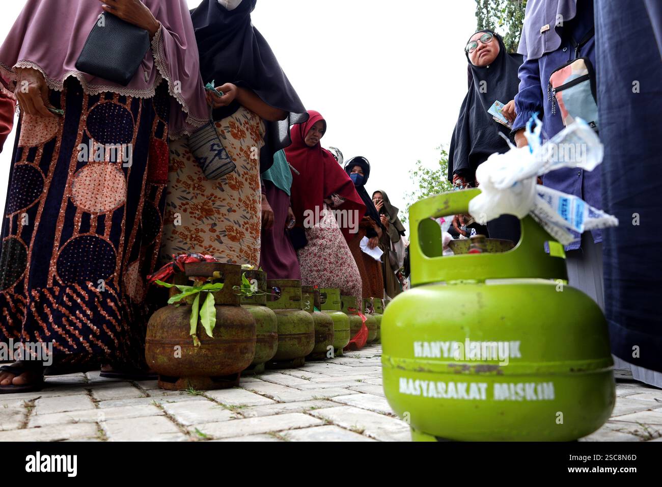 Banda Aceh, Aceh, Indonesia. 6 febbraio 2025. Le persone fanno la fila per acquistare 3 kg di gas sovvenzionato nel mercato agricolo della città di banda Aceh, provincia di Aceh, Indonesia. Il divieto del governo indonesiano di vendere al dettaglio 3 kg di gas GPL ha suscitato polemiche e critiche. Crediti: Khairu Syukrillah/ZUMA Press Wire/ZUMA Wire/Alamy Live News Foto Stock