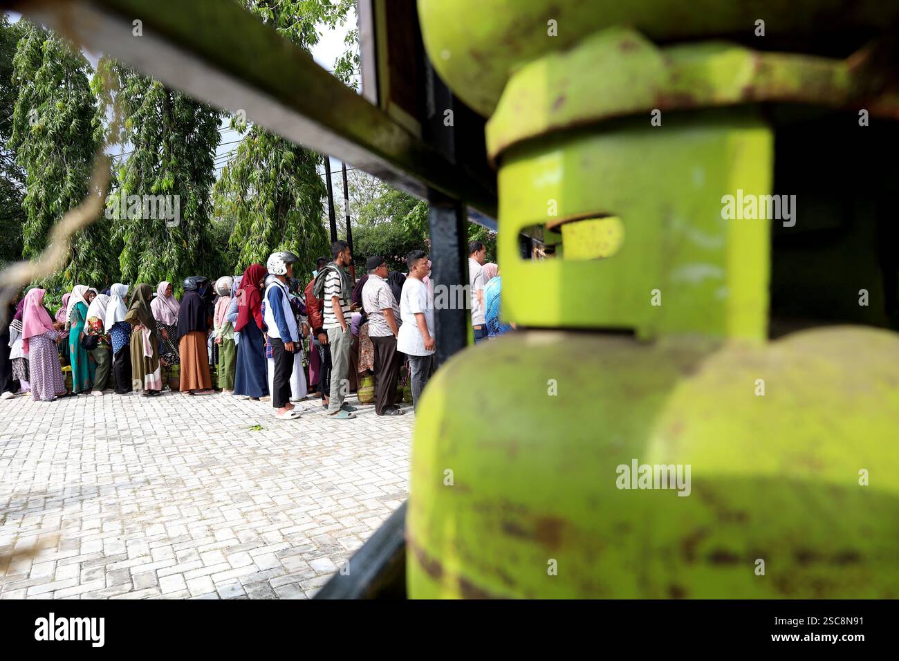 Banda Aceh, Aceh, Indonesia. 6 febbraio 2025. Le persone fanno la fila per acquistare 3 kg di gas sovvenzionato nel mercato agricolo della città di banda Aceh, provincia di Aceh, Indonesia. Il divieto del governo indonesiano di vendere al dettaglio 3 kg di gas GPL ha suscitato polemiche e critiche. Crediti: Khairu Syukrillah/ZUMA Press Wire/ZUMA Wire/Alamy Live News Foto Stock