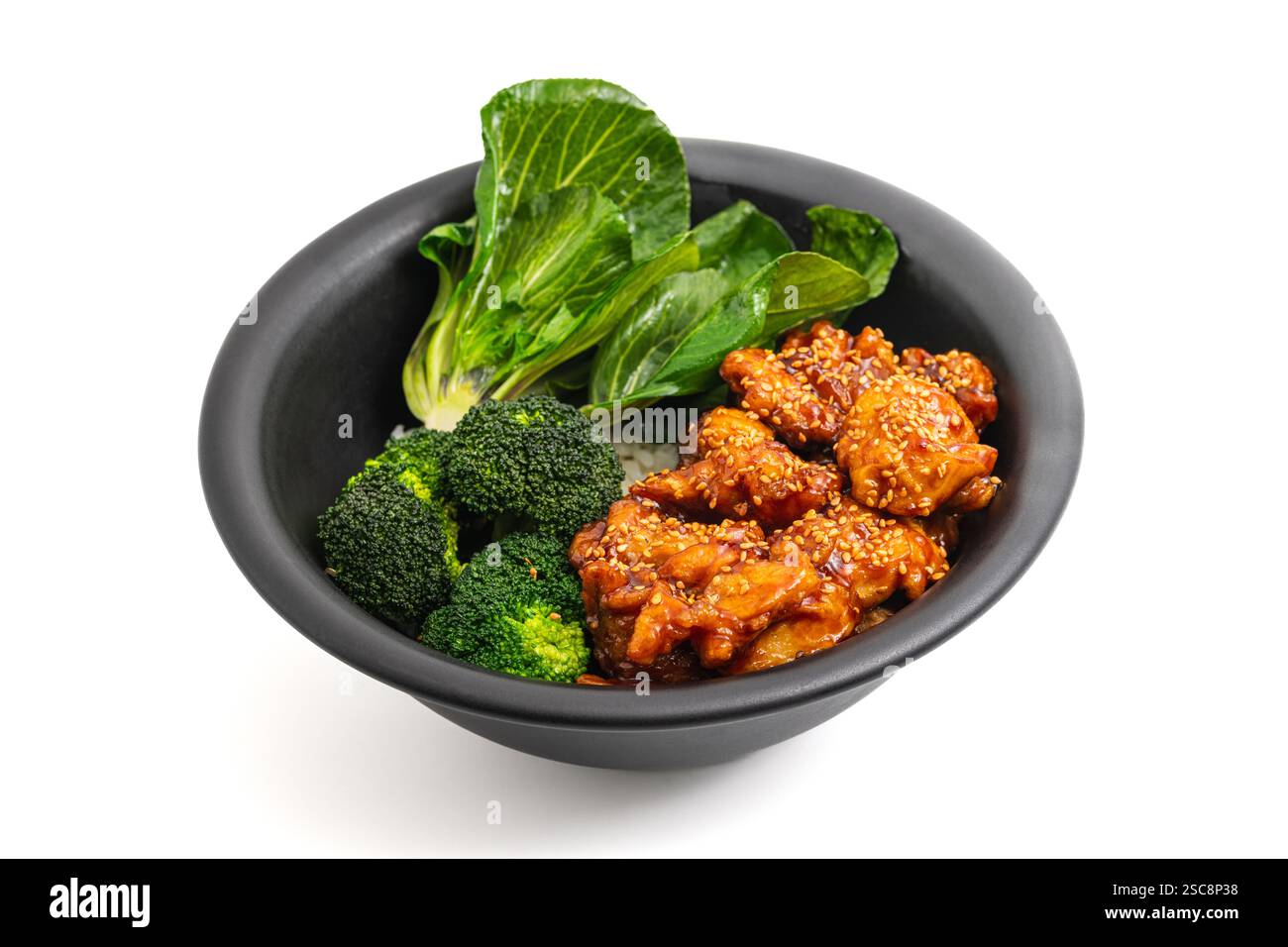 Ciotola di pollo Teriyaki con broccoli e bok choy su sfondo bianco Foto Stock