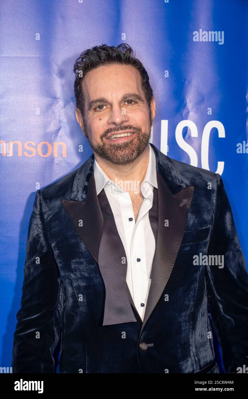 New York, Stati Uniti. 4 febbraio 2025. Mario Cantone partecipa alla nona edizione del Blue Jacket Fashion Show a New York, USA, il 4 febbraio 2025. (Foto di Thenews2/NurPhoto) crediti: NurPhoto SRL/Alamy Live News Foto Stock