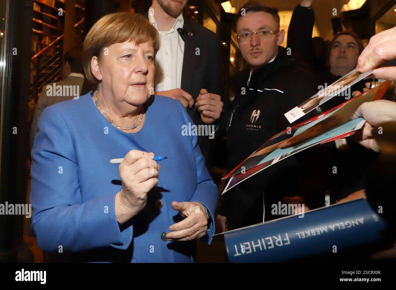 Angela Merkel nach einer Signierstunde ihrer Autobiografie Freiheit in der Buchhandliung Felix Jud. Amburgo, 05.02.2025 foto:xgbrcix/xFuturexImagex autogrammstunde_merkel_5209 Foto Stock
