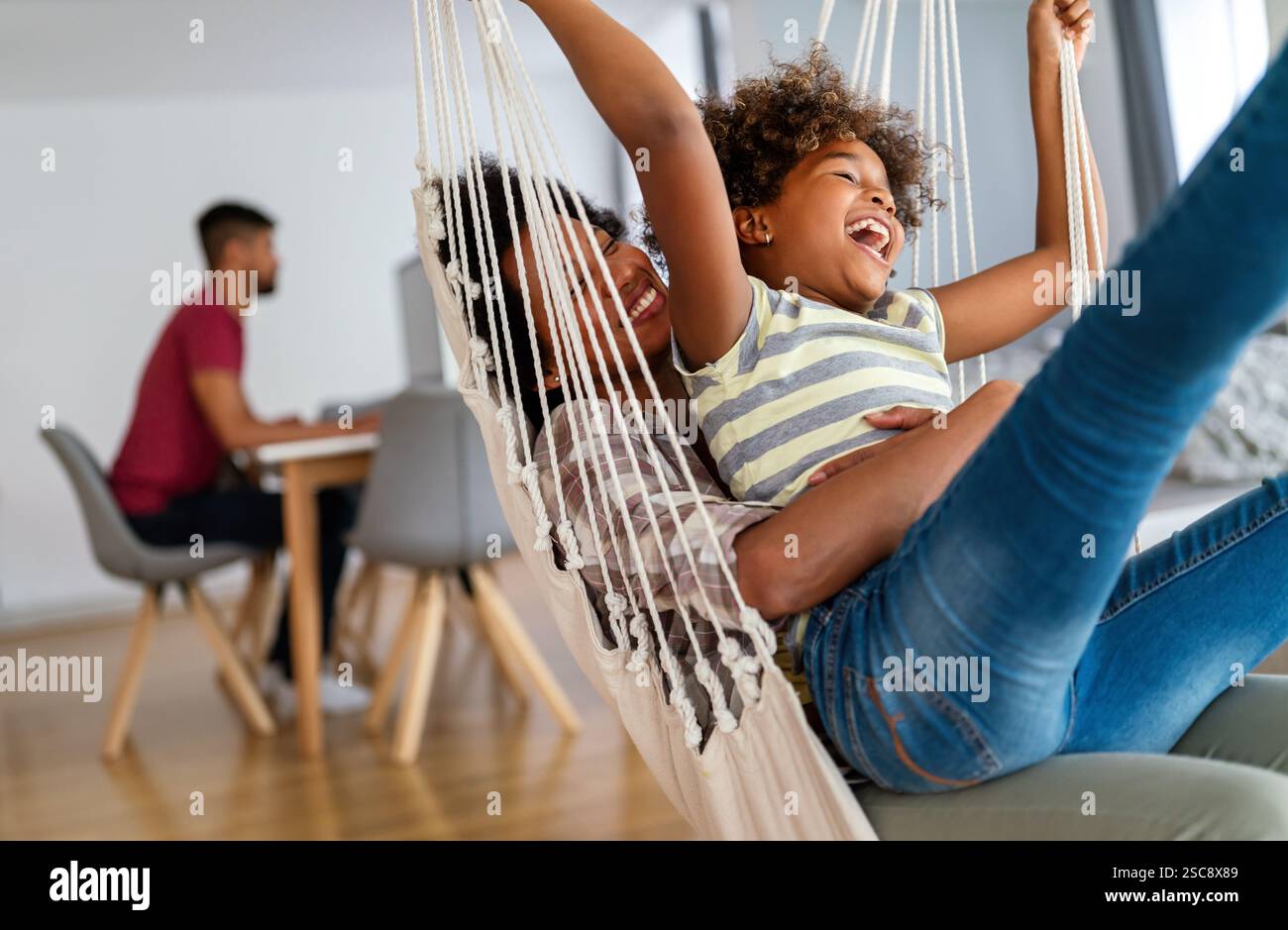 Ritratto di madre africana che si abbraccia con sua figlia, si gode un momento d'amore, si diverte insieme Foto Stock