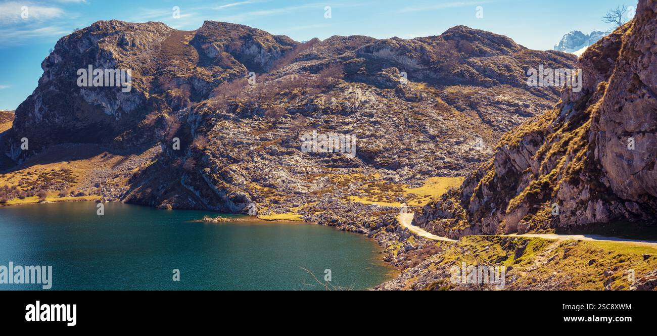 Bellissimo paesaggio montano. Il Parco Nazionale dei picchi d'Europa (Picos de Europa). Un enolo glaciale lago. Asturias, Spagna. Banner orizzontale Foto Stock