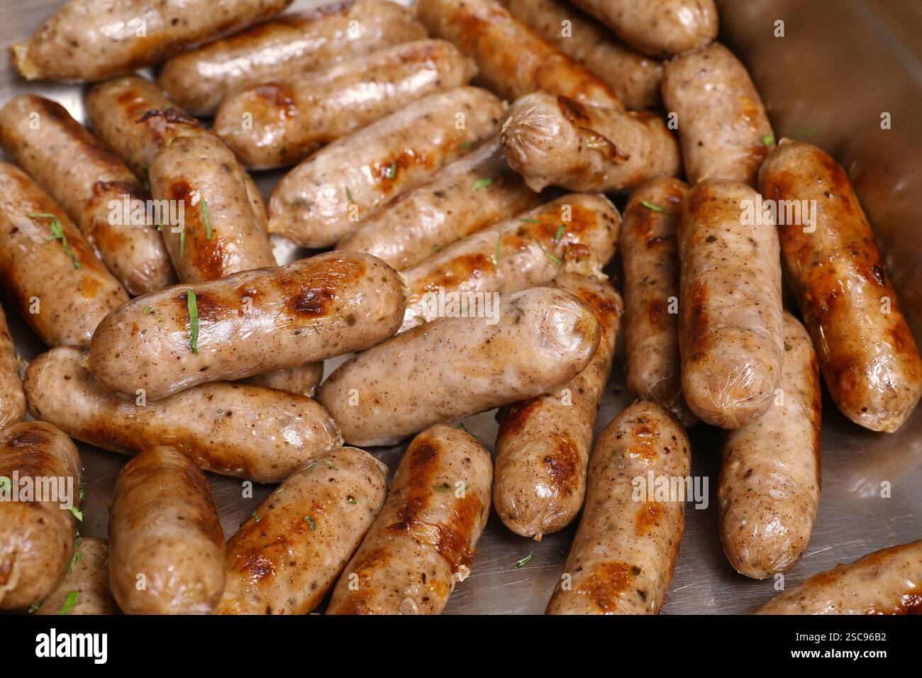 Salsicce di carne fritte in padella Foto Stock