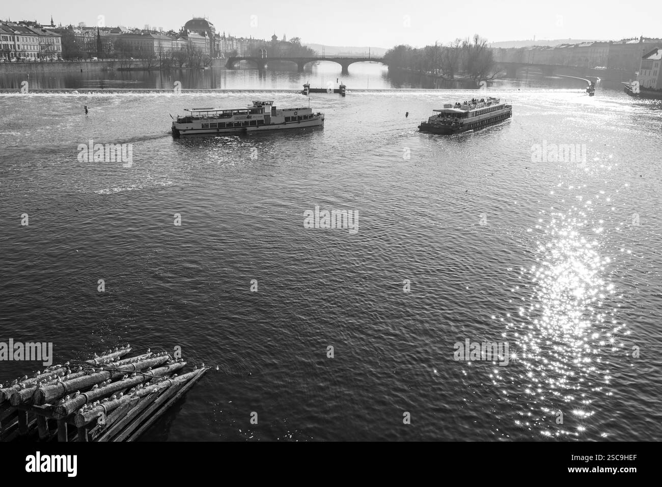 Crociera in barca per i turisti, popolare forma di giro turistico sul fiume Moldava a Praga, capitale della Repubblica Ceca, il 4 febbraio 2025 Foto Stock