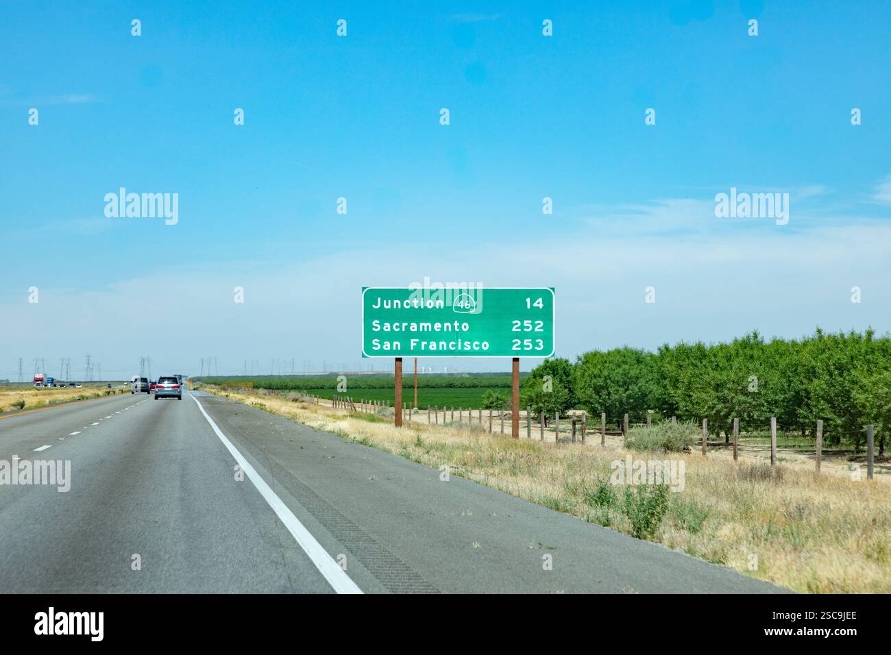 Vista dell'autostrada in California con indicazione a distanza per Sacramento e San Francisco, California, Stati Uniti Foto Stock