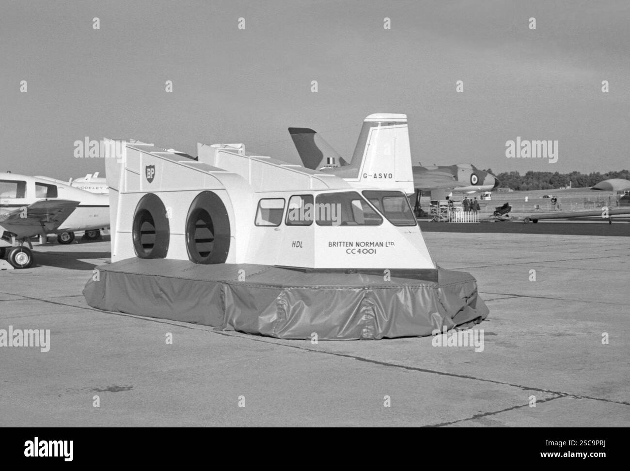 Il Britten Norman CC4 «Cushioncraft» (hovercraft) in occasione di una fiera aerea nel Regno Unito nei primi anni '1960 Cushioncraft Ltd è stata una società di ingegneria britannica, fondata nel 1960 da Britten-Norman Ltd per sviluppare e costruire hovercraft. Basata sull'Isola di Wight, nei primi anni '60, la società iniziò le prove del loro nuovo CC4. Doveva essere la prima imbarcazione di dimensioni automobilistiche ad essere messa in produzione, ma questo non è mai accaduto. Questo è tratto dal negativo in bianco e nero di un visitatore di air-show - una fotografia d'epoca degli anni '1960. Foto Stock