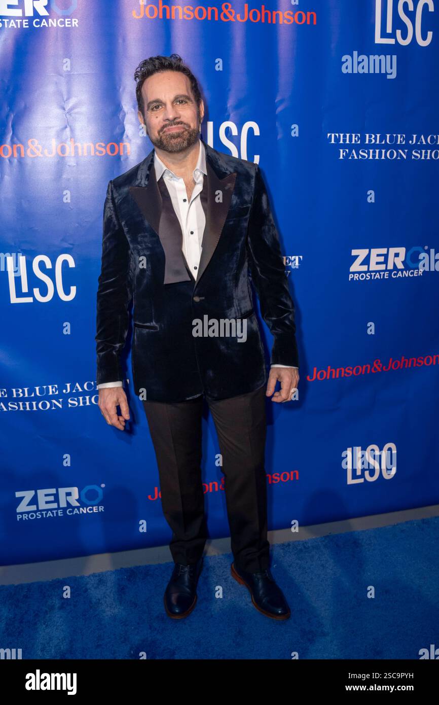 New York, Stati Uniti. 4 febbraio 2025. Mario Cantone partecipa alla nona edizione del Blue Jacket Fashion Show. Credito: SOPA Images Limited/Alamy Live News Foto Stock