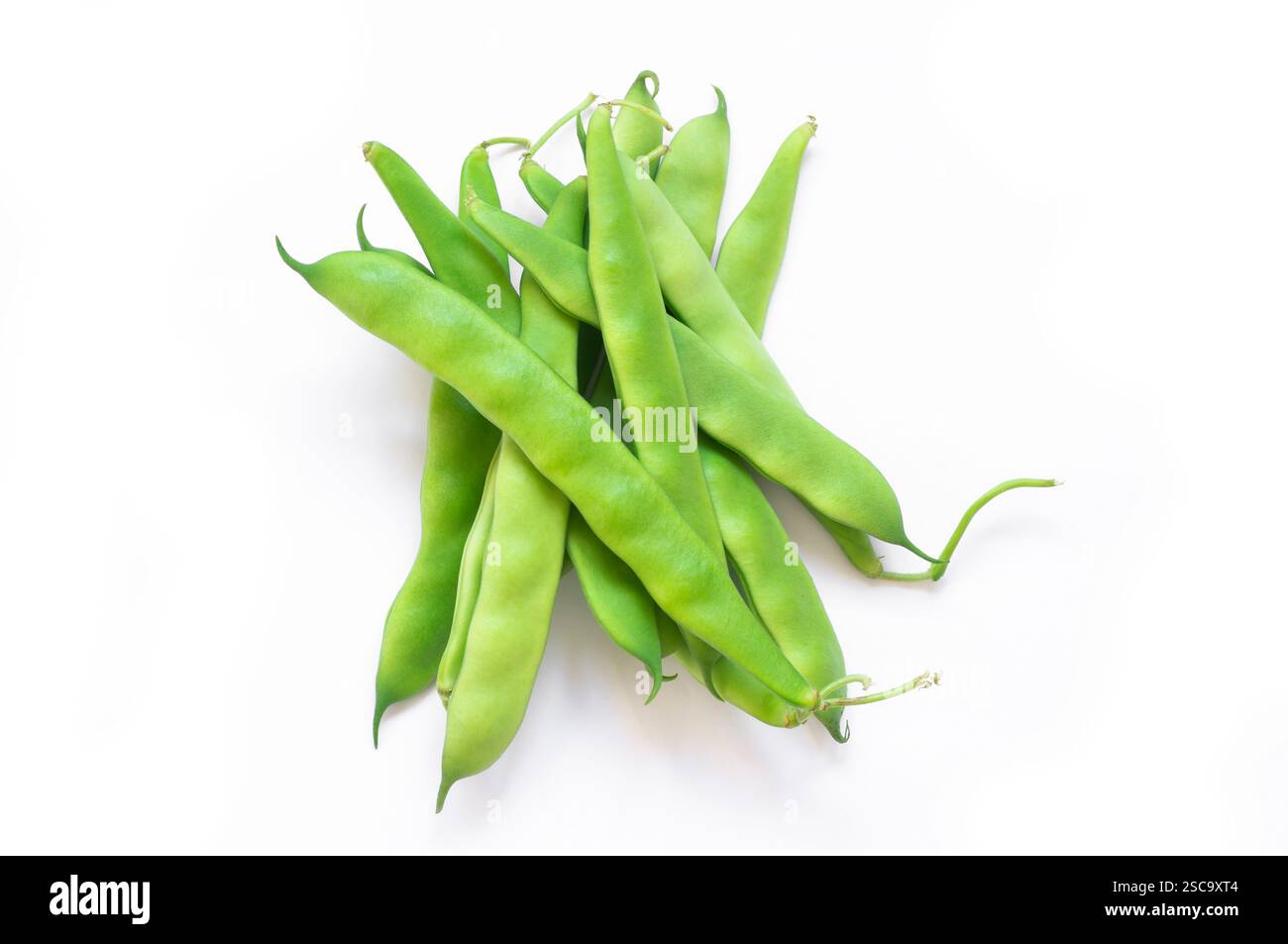 Fagioli bianchi di haricot secchi non cotti con fagioli verdi freschi cialda di piante isolate su sfondo bianco. Mucchio di fagiolo legume (Phaseolus vulgaris) Foto Stock