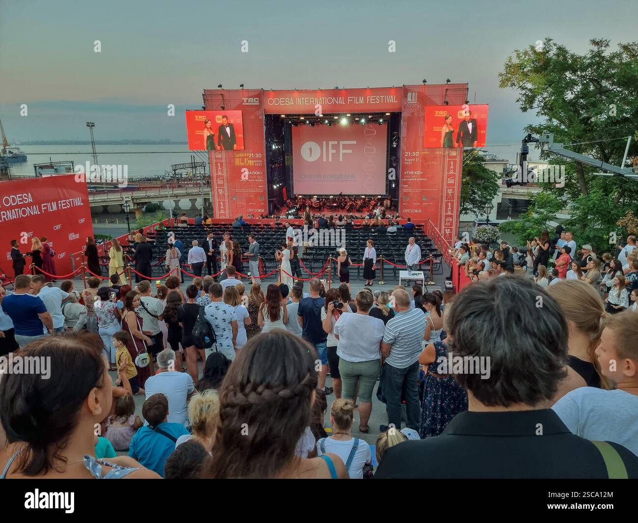 Grande pubblico sulle scale Potemkin, di fronte al palco principale rosso dell'Odesa International Film Festival - Immagine stock catturata con smartphone
