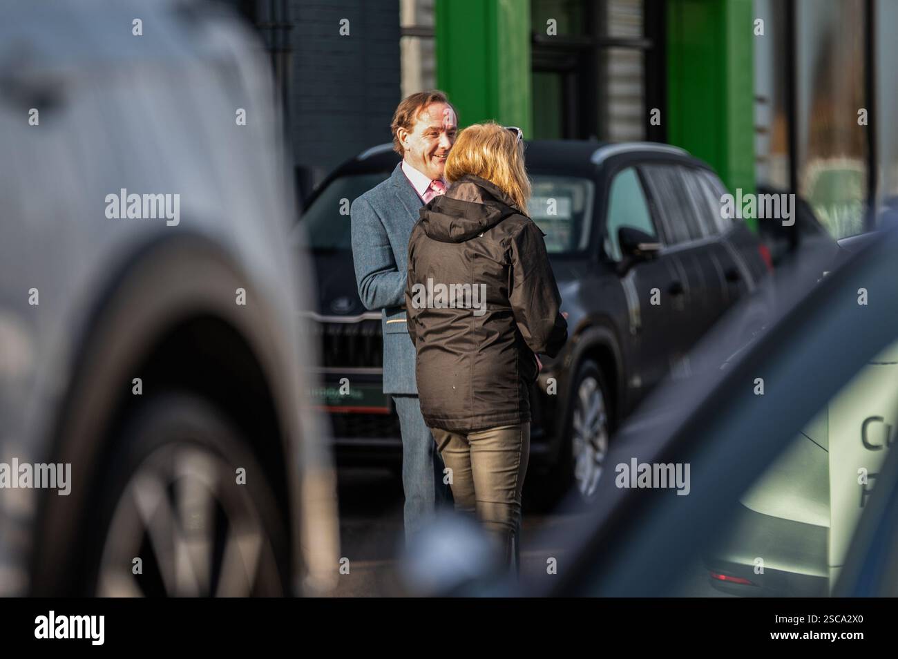 Cambridge, Regno Unito. 5 febbraio 2025. Le persone vengono viste parlare in una concessionaria. Secondo la Society of Motor Manufacturers and Traders (SMMT), la registrazione di nuovi veicoli elettrici a batteria (BEV) è aumentata fino a raggiungere una quota di mercato del 23,7%. Credito: SOPA Images Limited/Alamy Live News Foto Stock