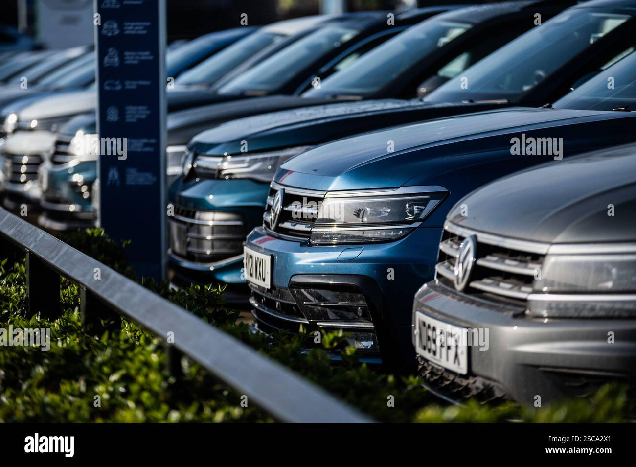 Cambridge, Regno Unito. 5 febbraio 2025. Le auto sono allineate fuori da una concessionaria di auto a Cambridge. Secondo la Society of Motor Manufacturers and Traders (SMMT), la registrazione di nuovi veicoli elettrici a batteria (BEV) è aumentata fino a raggiungere una quota di mercato del 23,7%. Credito: SOPA Images Limited/Alamy Live News Foto Stock